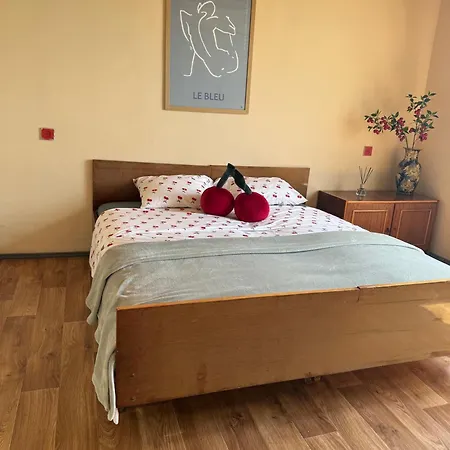 у моря кораблик Apartment Odesa