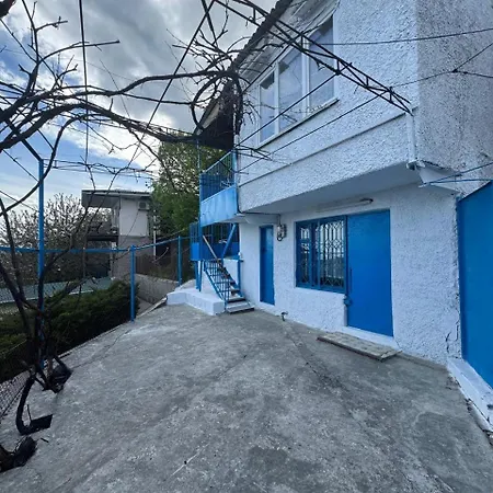 у моря кораблик *