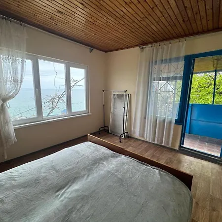 у моря кораблик Apartment Odesa